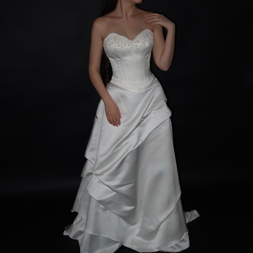 Floor Sample US 2 Cymbeline Strapless Beaded Lace Corset Two-Piece Gown